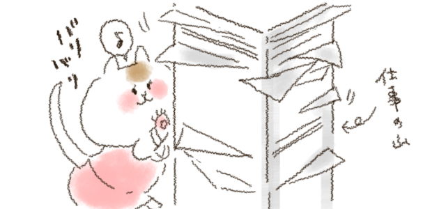 書類の山で爪とぎ