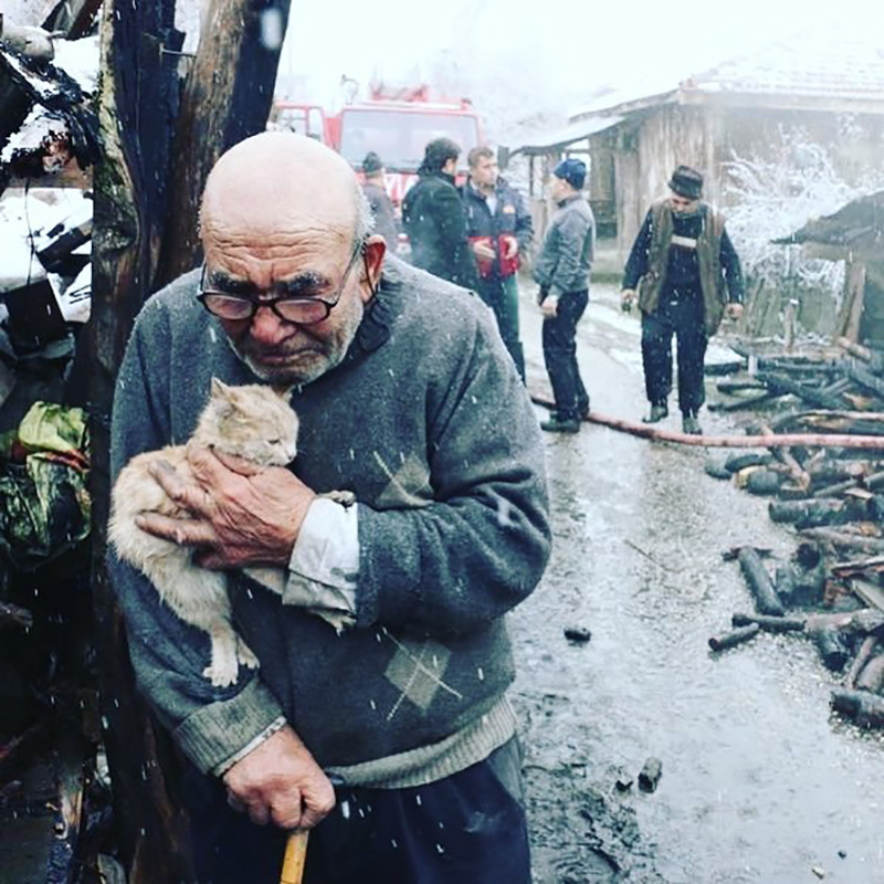 火事で家が全焼してしまったおじいさん。救助された飼い猫を力強く抱きしめる姿に涙