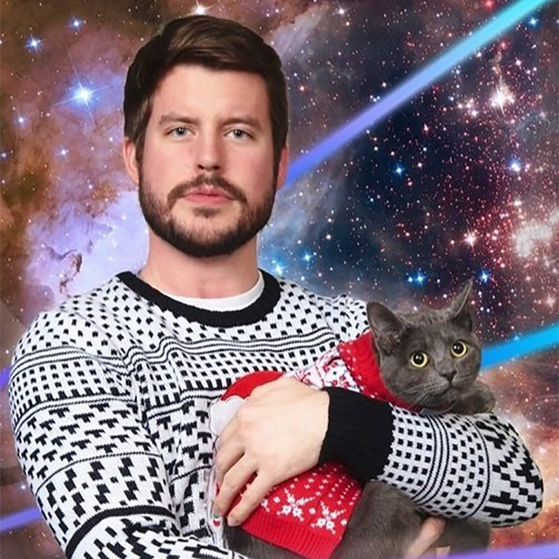 広がる宇宙で愛猫と撮った飼い主の写真がネットで話題に！シュールすぎる一枚を撮ったわけとは？