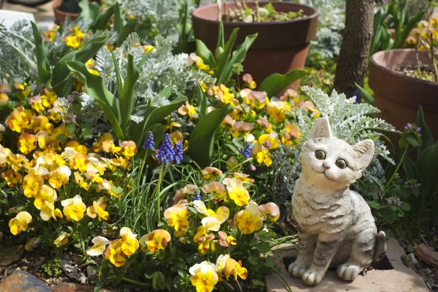 庭のお花畑と猫の置物