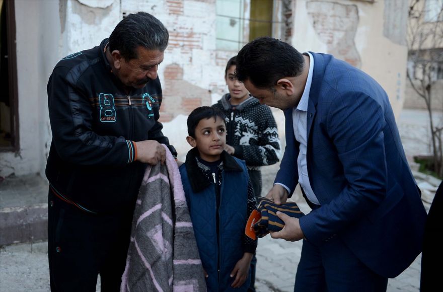 refugee-boy-helps-injured-stray-dog-turkey-7-58afe4084c9ae__880