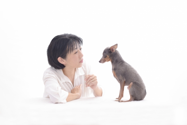 犬と話す女性
