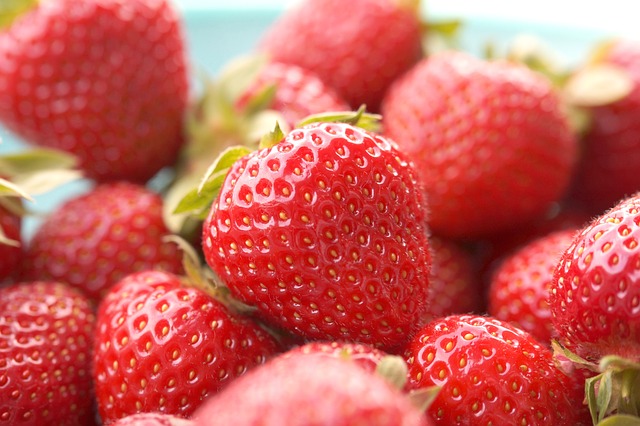strawberries-1037174_640